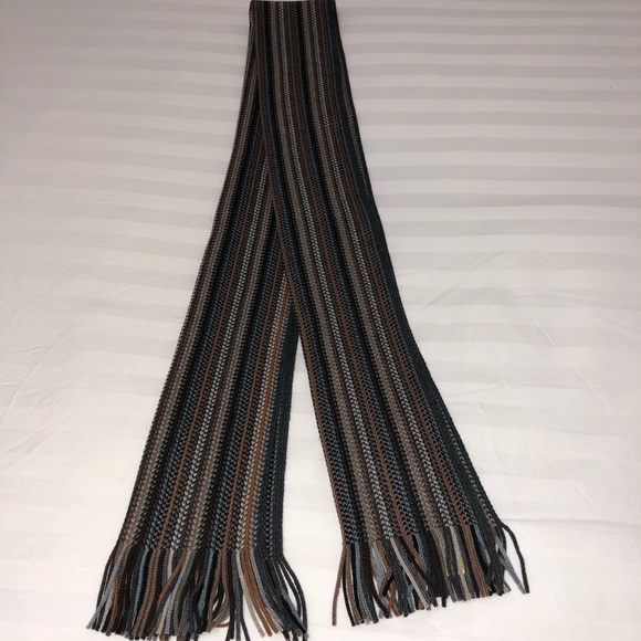 Roundtree and Yorke winter scarf - Picture 6 of 8